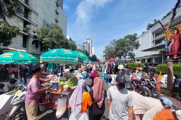 Suasana di depan Plaza Indonesia, Jakarta Pusat, atau Jalan Kebon Kacang Raya yang dipenuhi pedagang pada Minggu (15/1/2023).