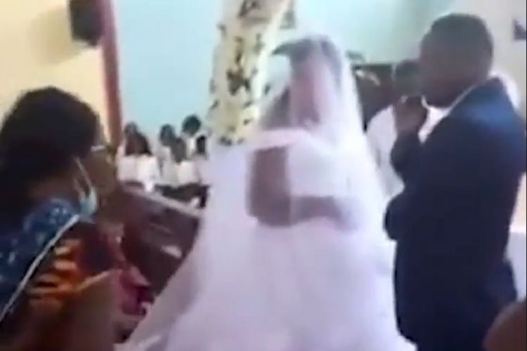 Seorang wanita tiba-tiba datang ke pesta pernikahan dan menyebut si pengantin pria adalah suaminya, dalam kejadian di Lusaka, Zambia.