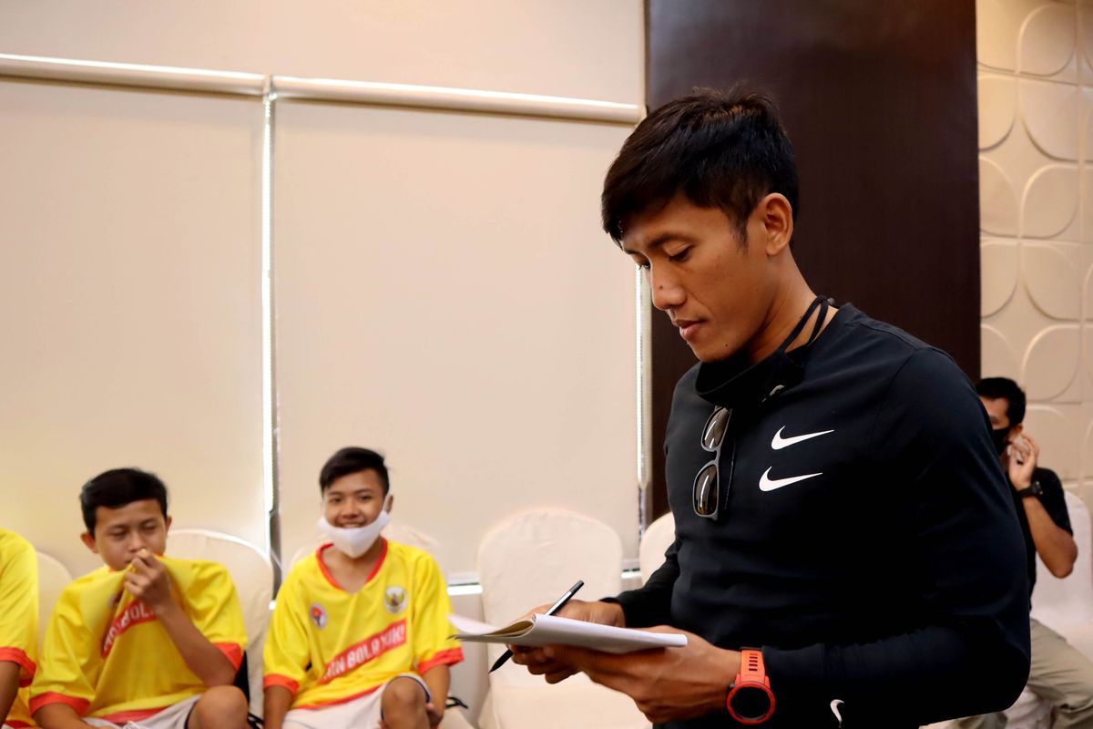 Mantan pemain Timnas Indonesia, Ahmad Bustomi saat menjadi juri Youth Fun Juggling Competition yang diselenggarakan Kementerian Pemuda dan Olahraga (Kemenpora) bersama PSSI untuk menyemarakan ajang Piala Dunia U-20 yang akan diselenggarakan pada tahun 2021 di Hotel Ijen Suites Malang, Jawa Timur, Minggu (06/12/2020) sore.