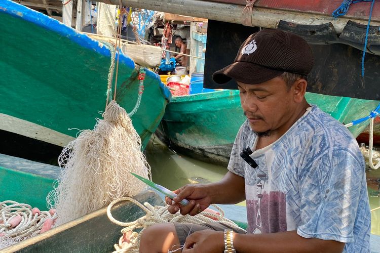 Maryadi (47), salah seorang nelayan tradisional di Pelabuhan Muara Angke, Kelurahan Pluit, Kecamatan Penjaringan, Jakarta Utaranyang menggantunhkan hidup dari mencari ikan hingga bisa sekolahkan anaknya sampai sarjana.  