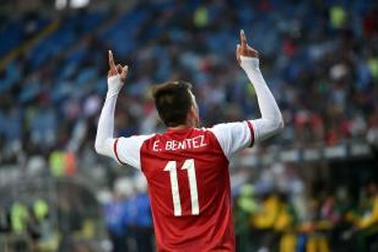 Penyerang Paraguay, Edgar Benitez, merayakan golnya seusai mencetak gol ke gawang Jamaika, pada pertandingan lanjutan penyisihan Grup B Copa America 2015, Selasa atau Rabu (17/6/2015) dini hari WIB. 