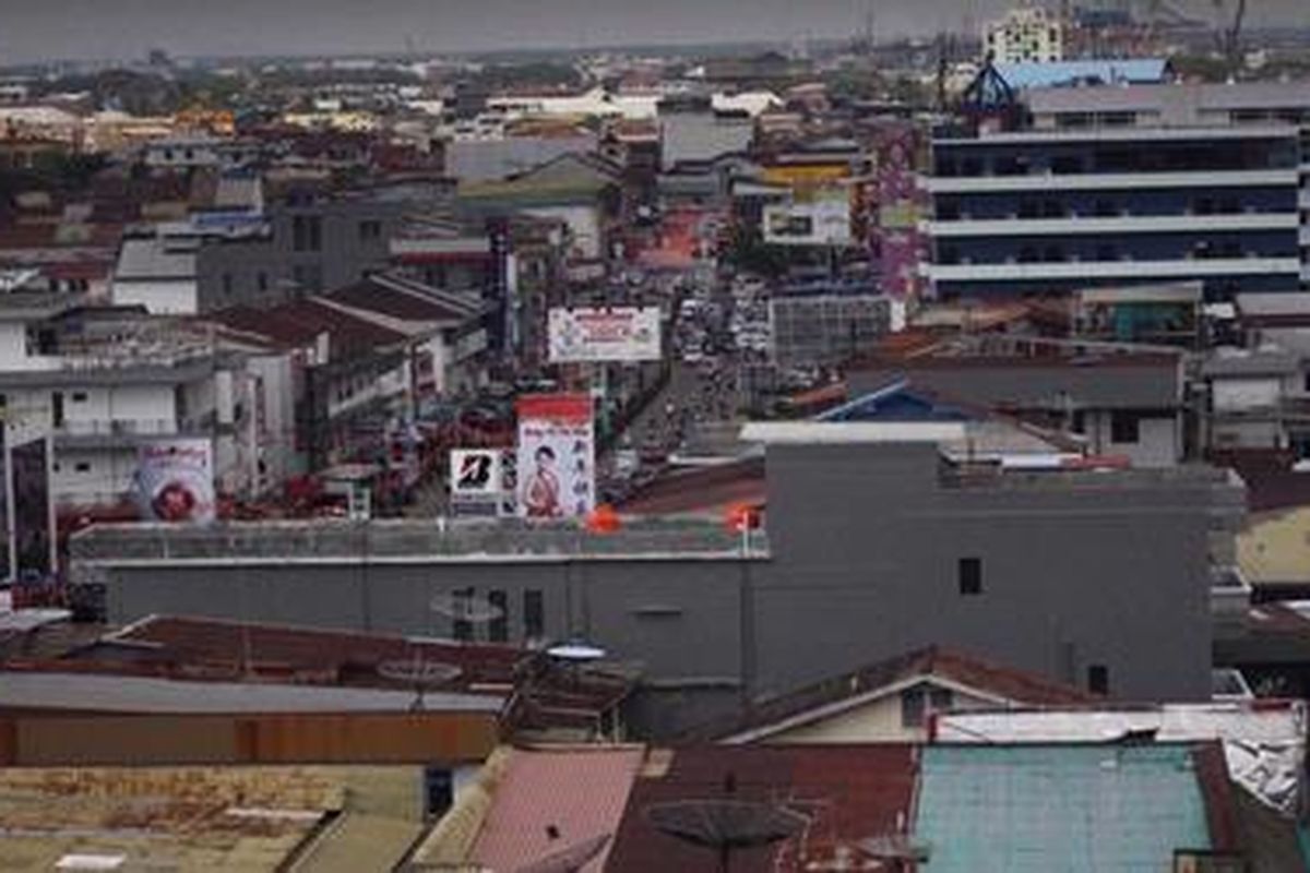 Suasana di sekitar Jalan Gajah Mada, salah satu sudut Kota Pontianak, Kalimantan Barat, Sabtu (19/5/2012). Untuk penghematan anggaran, Pemkot Pontianak akan menarik 80 kendaraan dinas dan tidak akan menggantinya.