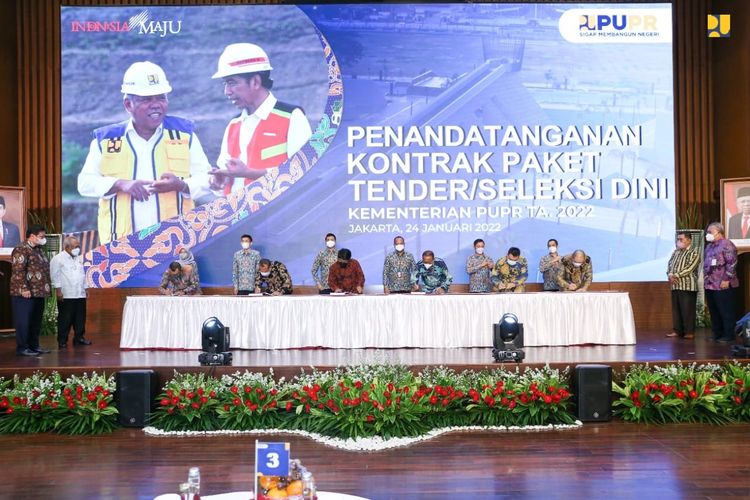 Penandatanganan kontrak paket konstruksi tender atau seleksi dini disaksikan oleh Menko Perekonomian Airlangga Hartarto dan Menteri PUPR Basuki Hadimuljono di Kantor Kementerian PUPR, Jakarta, Senin (24/1/2022). 