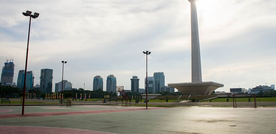Salah satu fasilitas olahraga yang tersedia di Monas. Pengunjung dapat menggunakannya secara gratis. Fasilitas olahraga tersebut terdiri dari satu lapangan basket, empat lapangan futsal, dan satu lapangan voli. Sementara fasilitas olahraga lain yang terpisah adalah lapangan bulu tangkis, Jakarta, Rabu (29/1/2020).