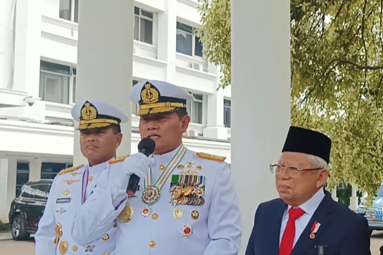 Panglima TNI Laksamana Yudo Margono bersama Wakil Presiden Ma'ruf Amin saat memberikan keterangan pers di Kantor Wakil Presiden, Jakarta, Selasa (14/11/2023).