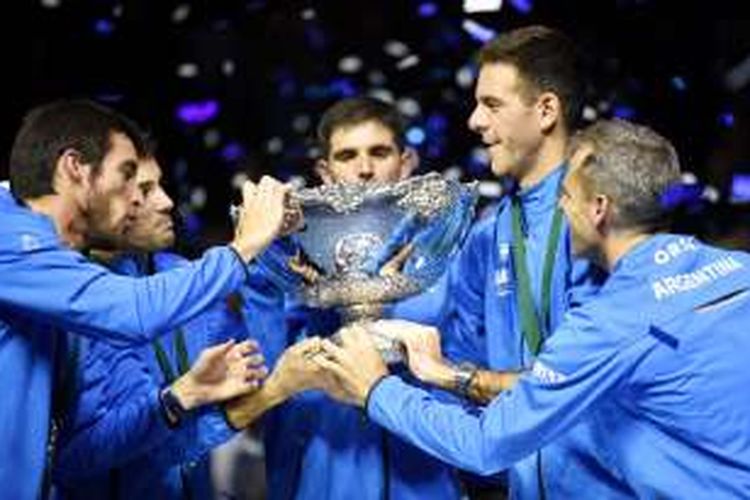 Tim Piala Davis Argentina (kiri-kanan), Leonardo Mayer, Guido Pella, Federico Delbonis, Juan Martin del Potro, dan kapten Daniel Orsanic, merayakan kemenangan mereka atas Kroasia pada babak final Piala Davis 2016 di Arena Zagreb, Zagreb, Minggu (27/11/2016).