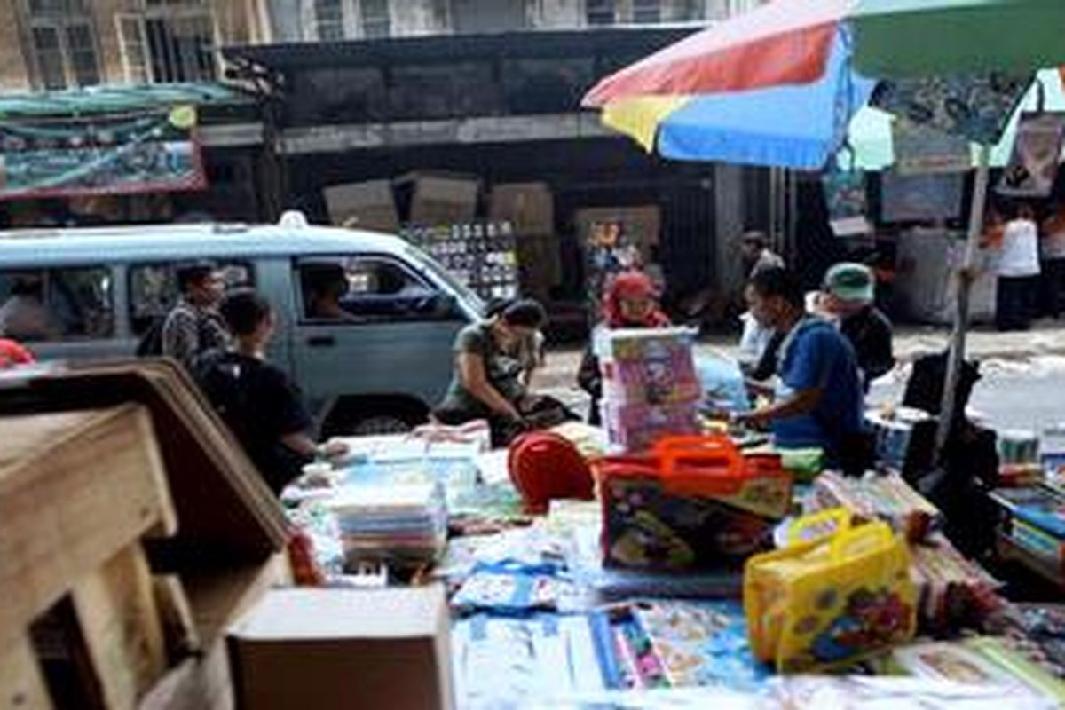 Warga berbelanja aneka kebutuhan yang dijual pedagang kaki lima di Kawasan Pasar Pagi Asemka, Jakarta Barat, Selasa (6/11/2012). Banyak pedagang kaki lima berharap agar biaya sewa lapak tidak terlalu mahal jika nantinya harus pindah ke dalam pasar.