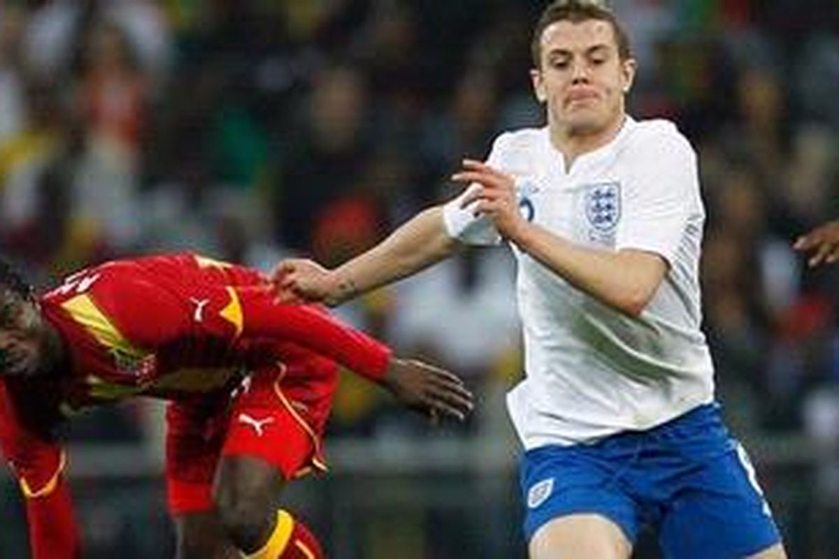 Gelandang Inggris, Jack Wilshere (kanan), pada pertandingan persahabatan melawan Ghana, 29 Maret 2011.