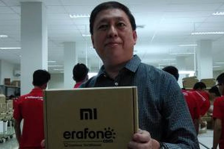 CEO Erajaya Hasan Aula memamerkan kemasan produk Xiaomi di gedung e-fulfillment Erajaya, kawasan Palem, Cengkareng, Senin (3/6/2015).