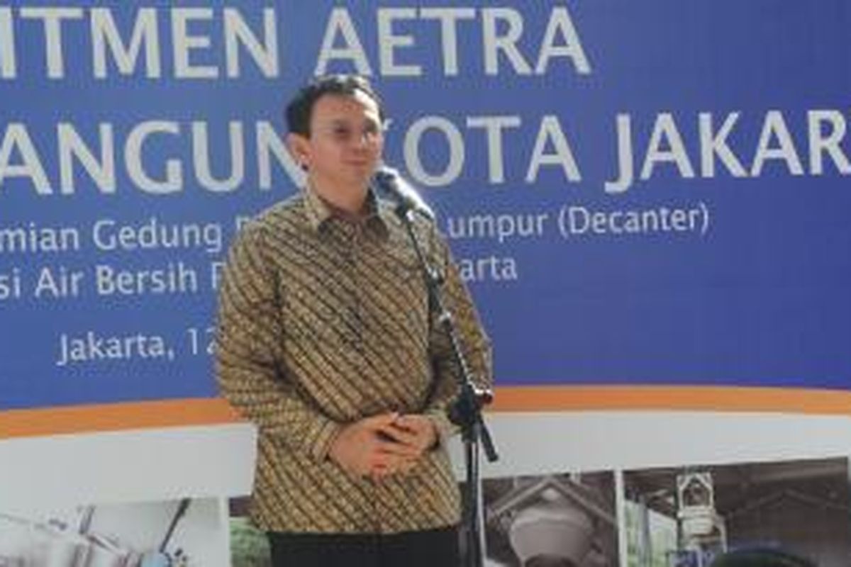 Gubernur DKI Jakarta Basuki Tjahaja Purnama saat memberi sambutan dalam peresmian gedung teknologi pengolahan lumpur (Decanter), di Instalasi Pengolahan Air (IPA) Pulogadung, Jakarta, Selasa (12/5/2015).