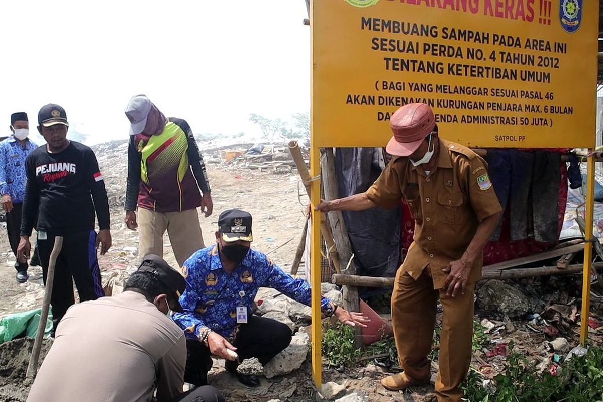 Penutupan TPS ilegal yang dilakukan oleh Dinas Lingkungan Hidup bersama dengan Muspika dan Satpol PP Kabupaten Bekasi di TPS Ilegal di Kampung Kobak Rante, Desa Karang Reja, Kecamatan Pebayuran, Kabupaten Bekasi, Selasa (17/5/2022). (Dokumentasi Pribadi). 