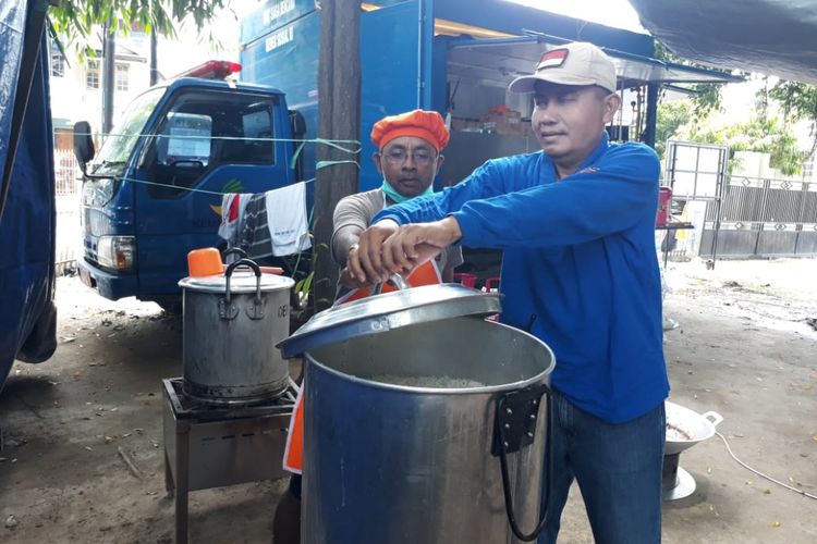 Capt. Yosmart Tolede bersama awak dapur umum sedang menyiapkan makan siang untuk paramedis yang bekerja menangani korban gempa bumi dan tsunami di Sulawesi Tengah.
