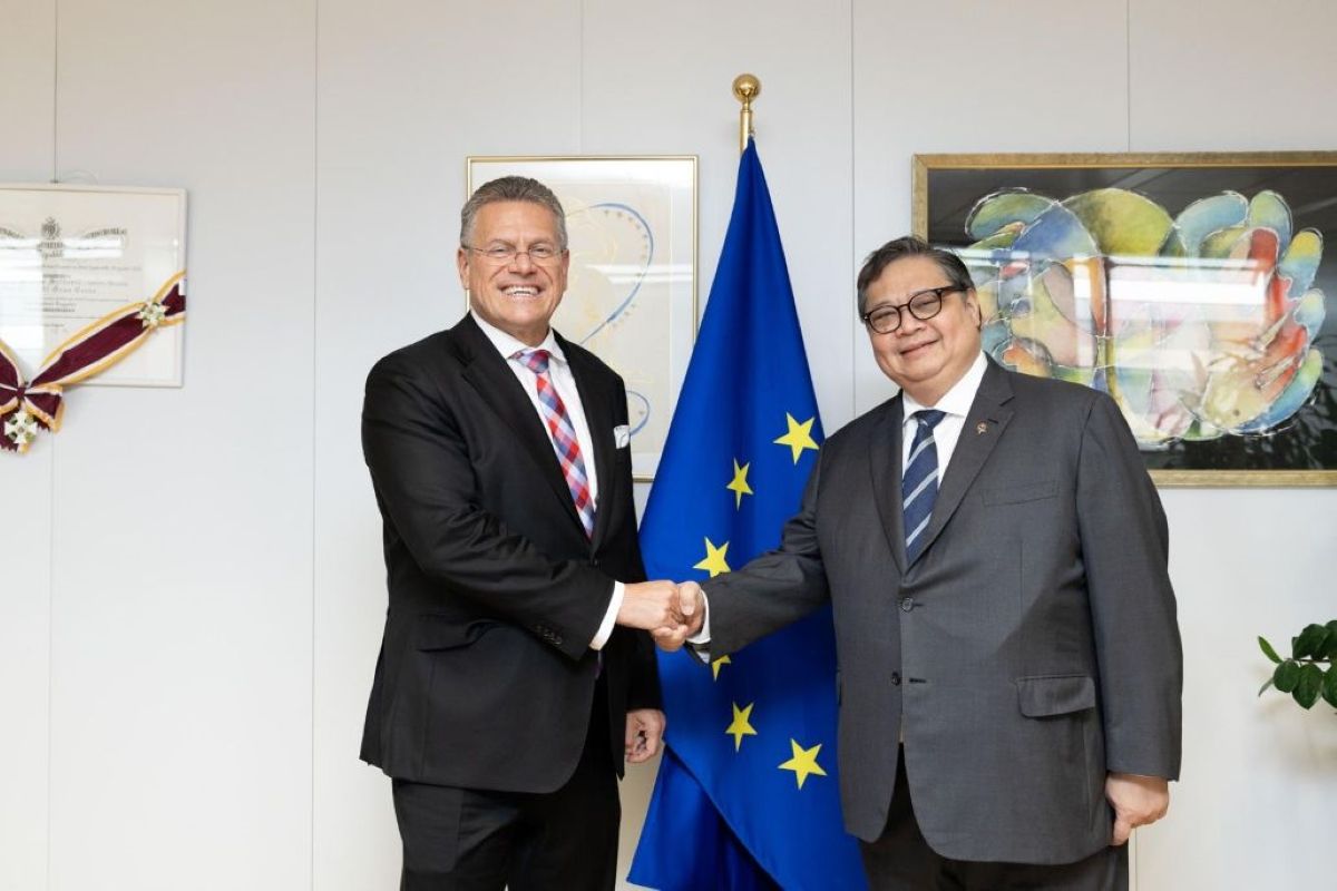 Komisioner Perdagangan Uni Eropa Maros Sefcovic (kiri) bersama Menteri Koordinator (Menko) Bidang Perekonomian Republik Indonesia Erlangga Hartarto (kanan) dalam agenda Brussels Economic Security Forum di Brussels, Belgia.