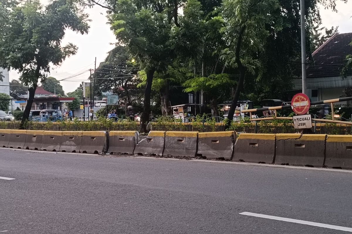Lokasi sebuah mobil terbalik usai menabrak separator Transjakarta di Jalan Pemuda, Rawamangun, Pulogadung, Jakarta Timur, Selasa (20/2/2024).