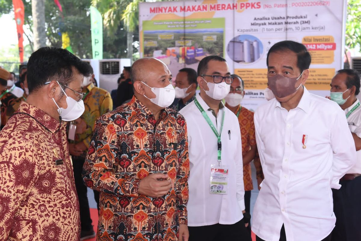 Presiden Joko Widodo (Jokowi) berbincang dengan Menteri Pertanian (Mentan) Syahrul Yasin Limpo (SYL) dalam cara Puncak Peringatan Hari Keluarga Nasional Ke-29 Tahun 2022 di Medan, Rabu (7/7/2022).
