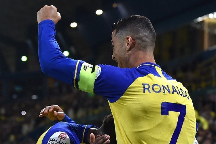 Penyerang Al Nassr, Cristiano Ronaldo, melakukan selebrasi bersama rekan setimnya dalam laga pekan ke-17 Liga Arab Saudi 2022-2023 melawan Al Taawoun di Mrsool Park, Riyadh, 17 Februari 2023. (Photo by AFP)