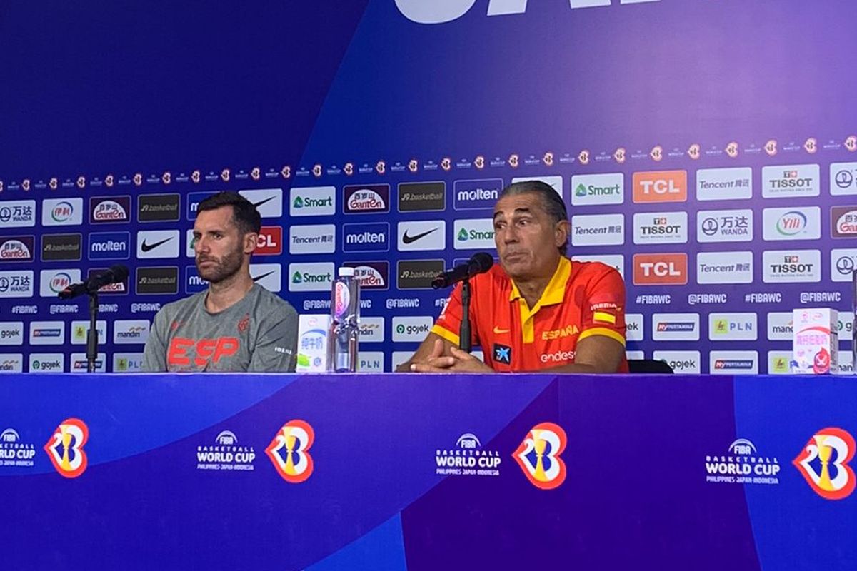 Pelatih timnas basket Spanyol, Sergio Scariolo, dalam sesi konferensi pers menjelang FIBA World Cup 2023 di Indonesia Arena, Gelora Bung Karno (GBK), Senayan, Jakarta, pada Kamis (24/8/2023).