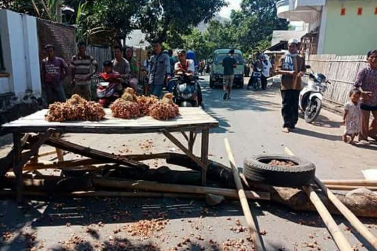 Petani memblokade jalan lintas Desa Ngali, Kecamatan Belo, Bima karena kecawa anjloknya harga bawang merah, Rabu (10/10/2018)