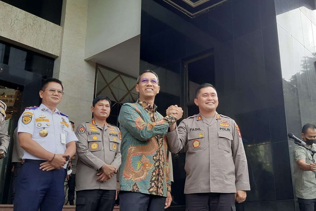 Penjabat Gubernur DKI Jakarta Heru Budi Hartono (baju batik) berjabat tangan dengan Kapolda Metro Jaya Irjen Fadil Imran di Mapolda Metro Jaya, Kamis (20/10/2022).