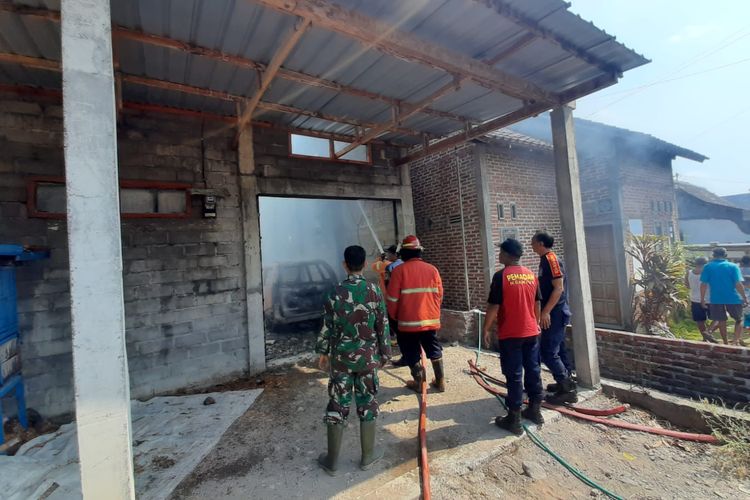 Petugas Damkar saat berjibaku memadamkan api di gudang bawang merah yang terbakar di Kecamatan Rejoso, Kabupaten Nganjuk, Senin (31/7/2023). Doc: Damkar Nganjuk