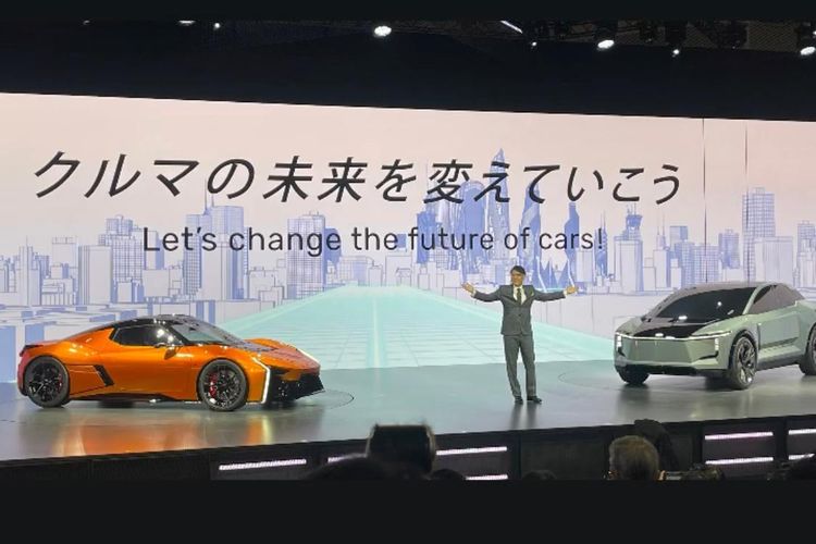 CEO Toyota Motor Corporation Koji Sato saat presentasi di booth Toyota pada Japan Mobility Show 2023