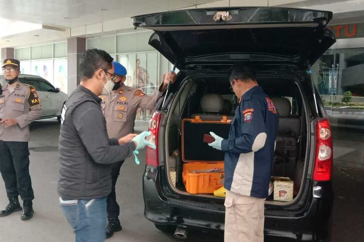 Petugas menunggu evakuasi WN Korea Selatan yang bunuh diri lompat dari lantai 23 apartemen di Balikpapan.