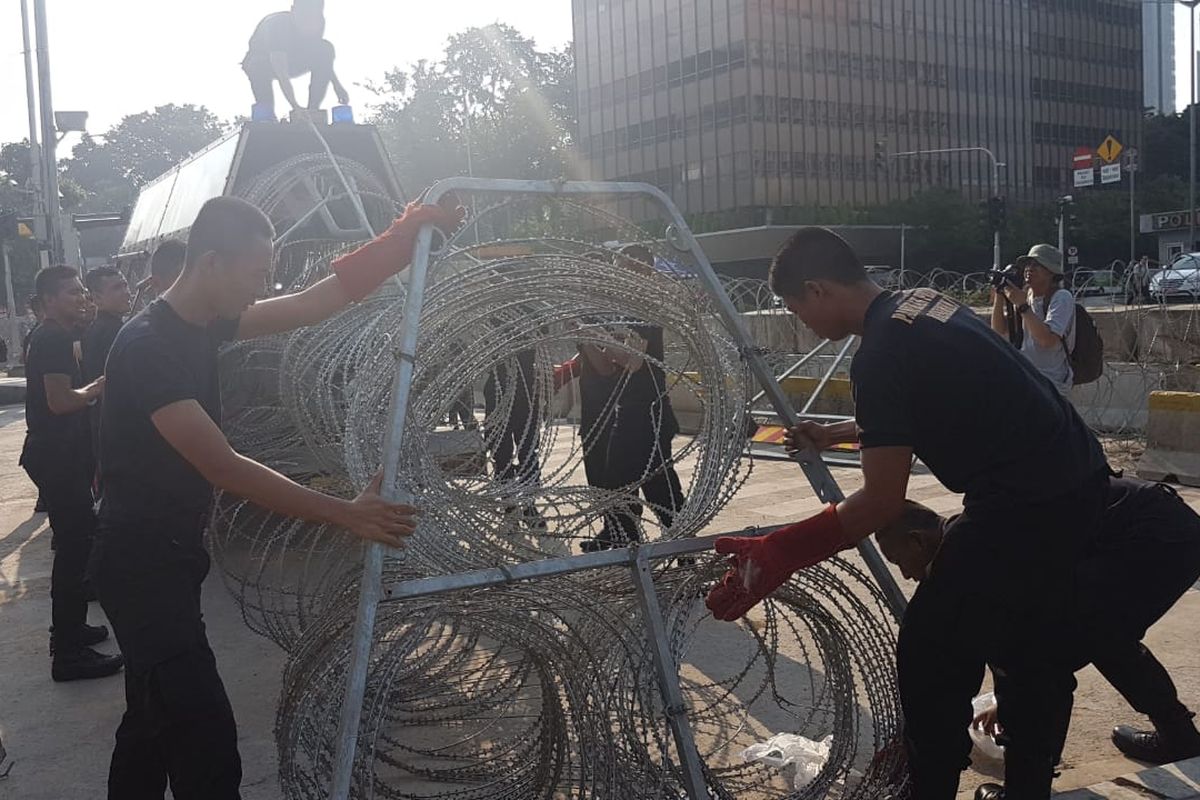 Kawat duri di depan Bawaslu RI dibongkar, Senin (27/5/2019)