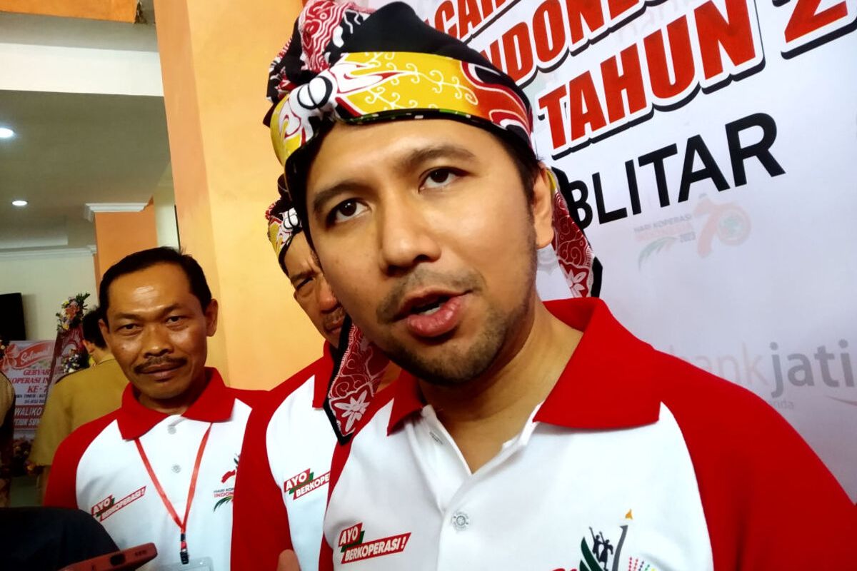 Wakil Gubernur Jawa Timur Emil Elistianto Dardak menjawab pertanyaan wartawan di Gedung Kesenian Aryo Blitar, Kota Blitar, Senin (24/7/2023)