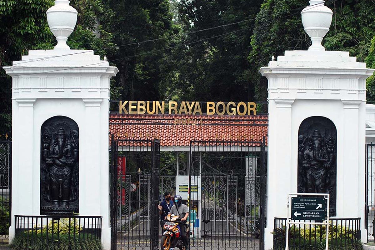 Petugas keluar dari pintu masuk Kebun Raya Bogor yang ditutup untuk umum di Kota Bogor, Jawa Barat, Kamis (19/3/2020). Mengantisipasi pencegahan penyebaran virus Corona (COVID-19), Lembaga Ilmu Pengetahuan Indonesia (LIPI) melakukan penutupan sementara empat Kebun Raya yang dikelola LIPI, yakni Kebun Raya Bogor, Kebun Raya Cibodas, Kebun Raya Purwodadi, dan Kebun Raya Eka Karya Bali.