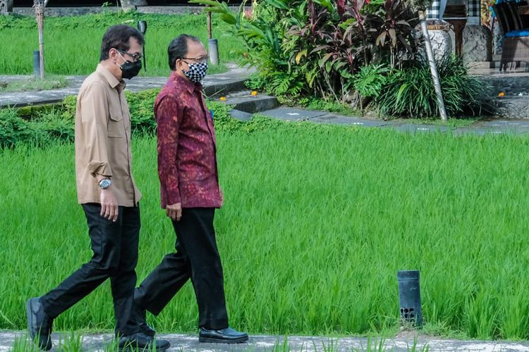Menparekraf Wisnutama didampingi Gubernur Bali I Wayan Koster saat berada di Restoran Bebek Tepi Sawah, Ubud, Rabu (17/6/2020).