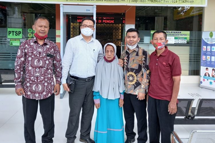 Nenek Arpah (70), warga Depok, yang pernah kehilangan tanah seluas 103 meter persegi pada 2019 lalu berhasil merebutnya kembali secara sah dari Abdul Kadir Jaelani setelah sidang putusan di PN Depok, Senin (10/5/2021).