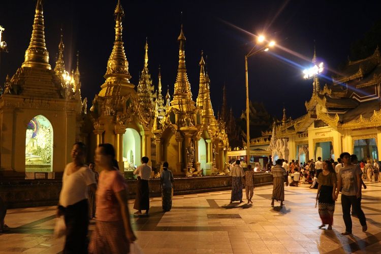 Sebagian besar penduduk Myanmar (87,9%) beragama Buddha. Pagoda Shwedagon setinggi 99 meter adalah pagoda Budha yang paling suci di Myanmar dan stupa berlapis emasnya dapat dilihat dari sekitar kota.