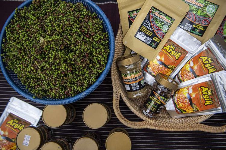 Foto dirilis Selasa (23/2/2021) memperlihatkan sejumlah produk jadi buah andaliman yang telah dikeringkan di Desa Ps Lumban Julu, Kabupaten Toba Samosir, Sumatera Utara. Andaliman atau biasa disebut merica Batak merupakan salah satu rempah yang memiliki jejak sejarah perjalanan bumbu di Nusantara dan dunia yang memiliki citarasa unik dan khas.