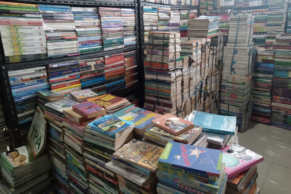 Tumpukan komik dan novel di kios salah seorang pedagang buku bekas di Pasar Kenari.