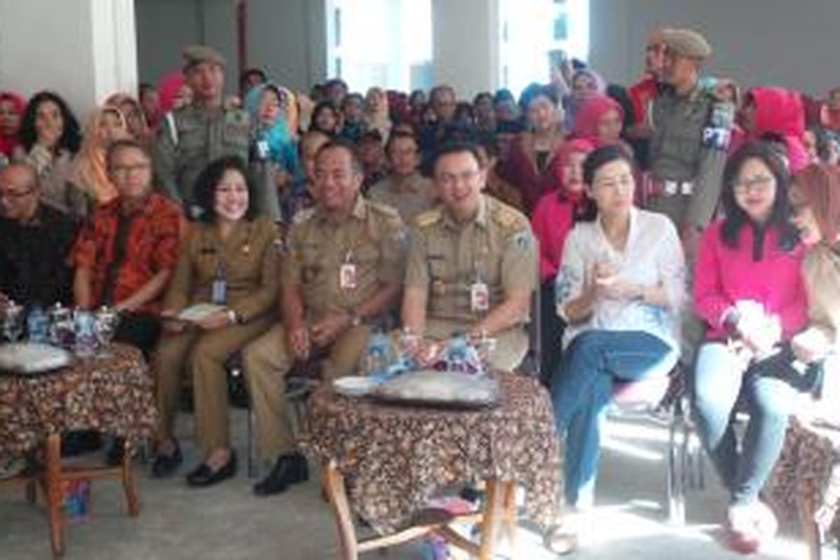 Gubernur DKI Jakarta Basuki Tjahaja Purnama bersama Kepala Dinas Perumahan dan Gedung Pemda DKI Ika Lestari Aji, Wali Kota Jakarta Timur Bambang Musyawardhana, Ketua Penggerak TP PKK DKI Veronica Tan, Wakil Ketua Tim Penggerak PKK DKI Happy Djarot Saiful, dan Kepala Badan Pemberdayaan Masyarakat Perempuan dan Keluarga Berencana (BPMPKB) DKI Dien Emmawati saat meresmikan Ruang Publik Terpadu Ramah Anak (RPTRA) Rusun Pulogebang, di Jakarta Timur, Rabu (23/12/2015).