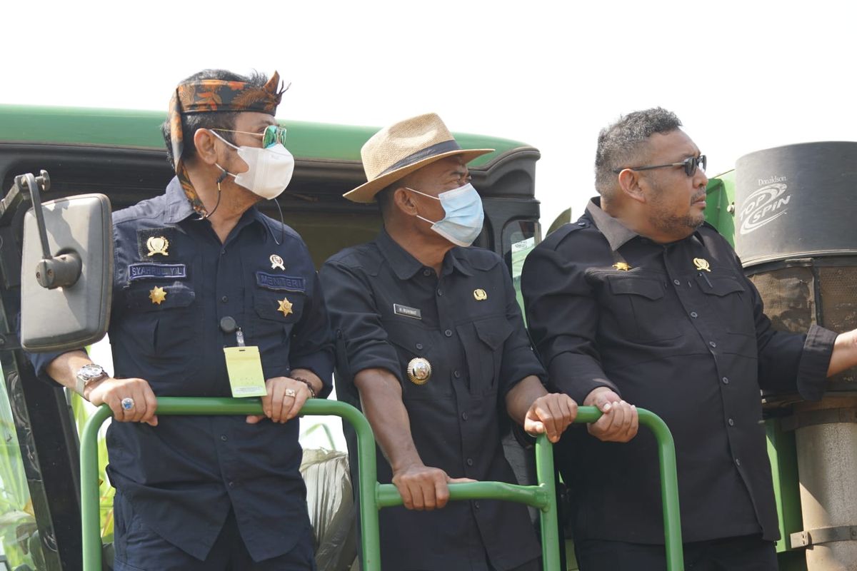 Menteri Pertanian (Mentan) Syahrul Yasin Limpo (SYL) saat melakukan olah tanah, tanam, dan panen tebu di Desa Pasirbungur, Kecamatan Purwadadi, Kabupaten Subang, Jawa Barat (Jabar), Jumat (29/7/2022).