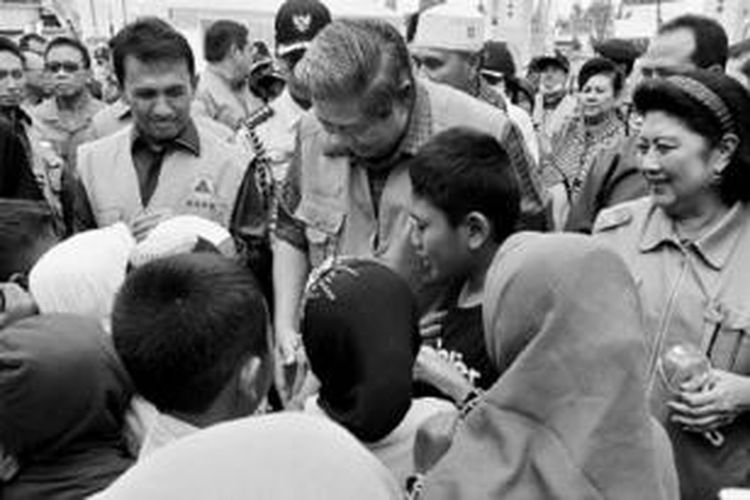 Presiden Susilo Bambang Yudhoyono, didampingi Ny Ani Yudhoyono, berjabat tangan dengan anak-anak pengungsi di Masjid Agung Kabanjahe, Karo, Sumatera Utara, Kamis (23/1). Presiden datang untuk memimpin rapat guna mencari solusi atas bencana Gunung Sinabung sekaligus menjenguk para pengungsi.