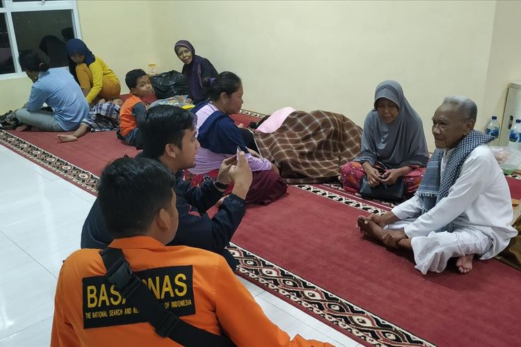 Petugas Pos SAR mengecek pengungsi di Masjid Ar Rasyid, Palabuhanratu, Sukabumi, Jawa Barat, Sabtu (3/8/2019).