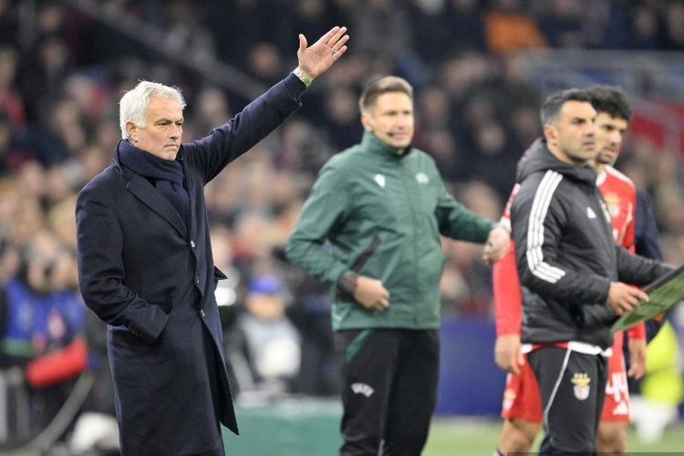 Jose Mourinho memberi instruksi dalam laga Liga Champions antara Ajax vs Benfica di Johan-Cruijff ArenA di Amsterdam pada 25 November 2025. (Foto oleh JOHN THYS / AFP)
