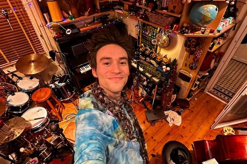 Lirik Lagu She Put Sunshine, Singel Baru dari Jacob Collier