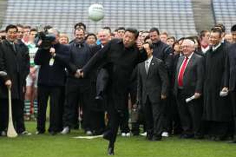 Xi Jinping bermain sepak bola di Croke Park, Dublin, 19 Februari 2012. Ketika itu, dia masih menjabat sebagai Wakil Presiden China.