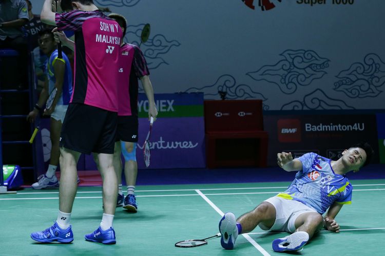 Salah satu ganda putra Indonesia, Yeremia Erich Yoche Yacob Rambitan mengalami cedera saat bertanding melawan ganda putra Malaysia, Aaron Chia/Soh Wooi Yik pada babak 8 besar Indonesia Open 2022 di Istora Senayan, Jakarta, Jumat (17/6/2022). Langkah Pramudya/Yeremia ke semifinal terhenti setelah kalah melalui permainan rubber game atau tiga gim dengan skor 14-21, 21-12, dan 22-20.