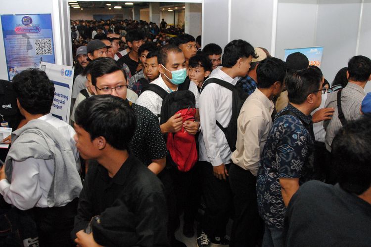 Sejumlah pencari kerja berdesakan saat Bursa Kerja 2025 di Plaza Jambu Dua, Kota Bogor, Jawa Barat, Rabu (15/10/2025). Lembaga keuangan global Morgan Stanley mencatat tingkat pengangguran usia 15?24 tahun di Indonesia mencapai 17,3 persen dan angka ini termasuk salah satu yang tertinggi di kawasan Asia. 
