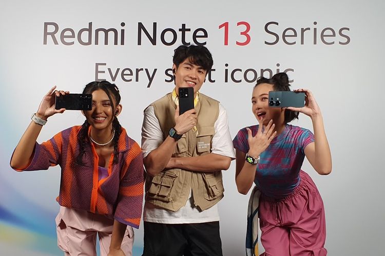 Sejumlah model menggenggam Xiaomi Redmi Note 13 Pro Plus dan Redmi Note 13 Pro dalam peluncuran Redmi Note 13 series di Indonesia