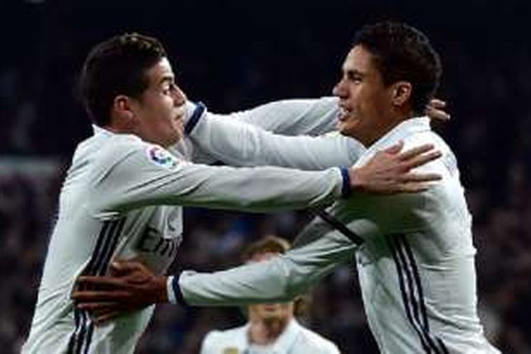 Raphael Varane dan James Rodriguez merayakan gol Real Madrid ke gawang Sevilla pada pertandingan Copa del Rey di Stadion Santiago Bernabeu, Rabu (4/1/2016).