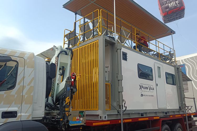 Kontainer portabel buatan Delima Mandiri yang diangkut Mercedes-Benz Axor 2528