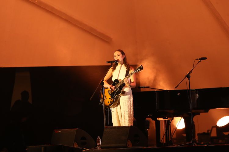 Penyanyi asal Islandia Laufey tampil dengan gitarnya di Java Jazz Festival 2024, Jumat (24/5/2024).