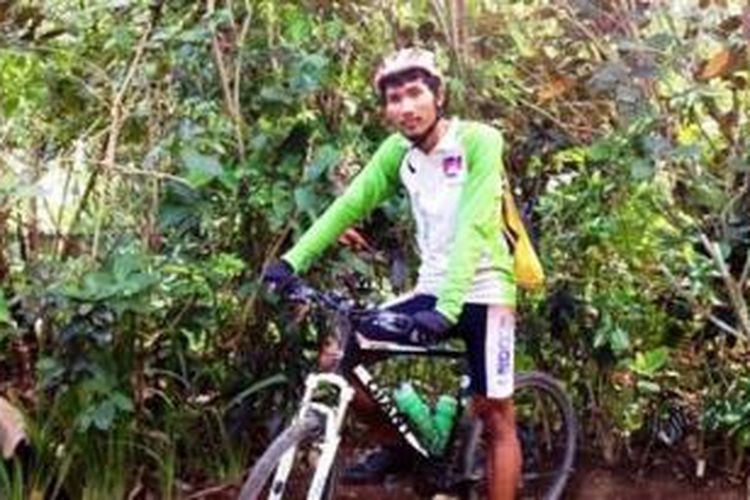 Untac Nem pria asal Kamboja ini mengayuh sepeda gunungnya dari Medan, Sumatra Utara menuju Bali yang berjarak 13 ribu km.