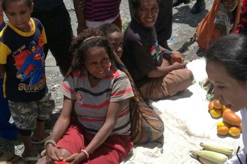 Ke Puncak Jaya Papua, Menteri Rini Naik Ojek Hingga Borong Dagangan