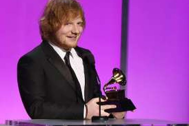 Penyanyi Inggris Ed Sheeran menerima Grammy Award 2016 untuk Best Pop Solo Performance, Senin (15/2/2016).